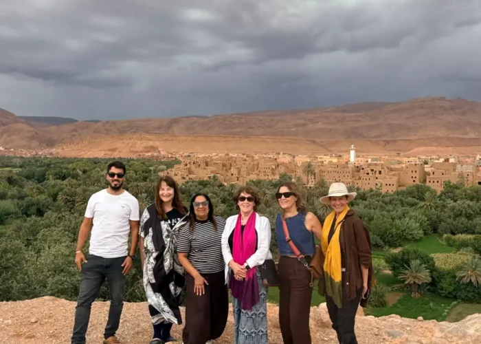 Travelers with their guide on the 5 days desert tour from Marrakech, overlooking the Tinghir palm grove and kasbah village